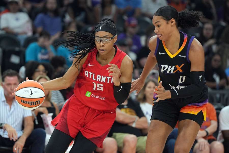 Satou Sabally (r.) versucht Allisha Gray (l.) den Basketball abzuknöpfen
