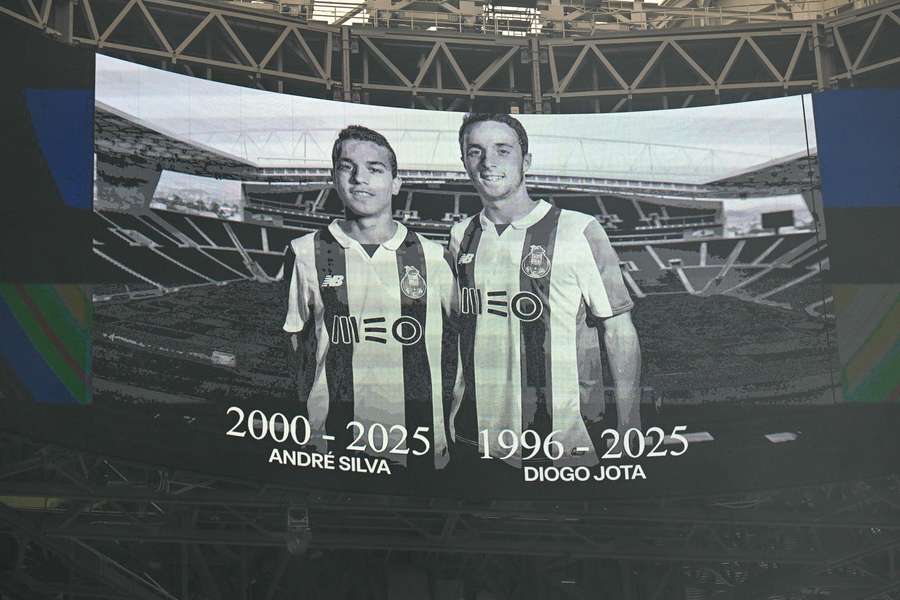 André Silva und Diogo Jota wurde vor diversen Spielen im Weltfußball gedacht. André Silva und Diogo Jota wurde vor diversen Spielen im Weltfußball gedacht.