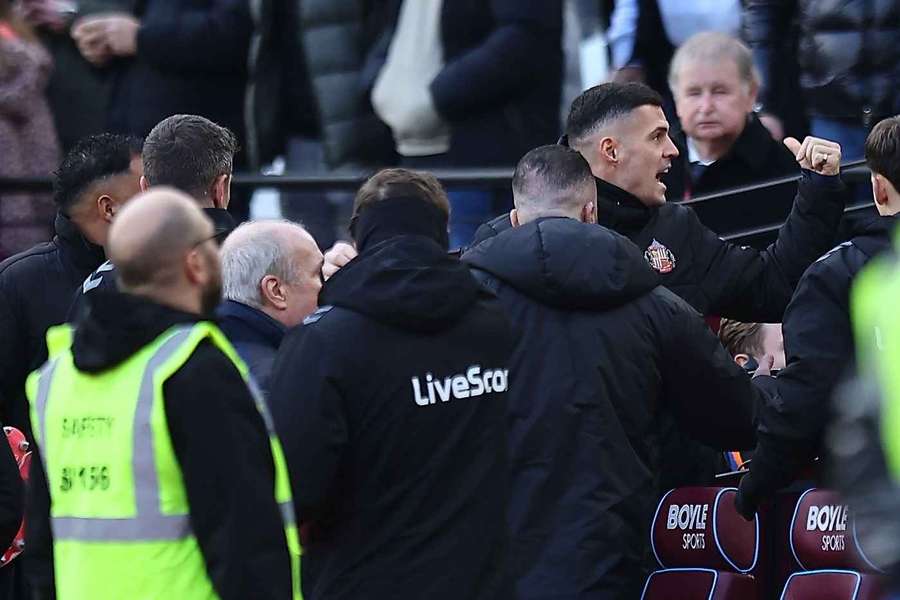 Granit Xhaka legt sich mit einem Fan an.