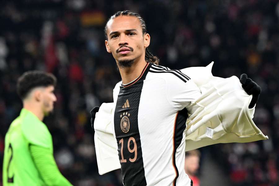 Leroy Sané liet zich even gaan en mag de komende drie wedstrijden van Duitsland niet meedoen