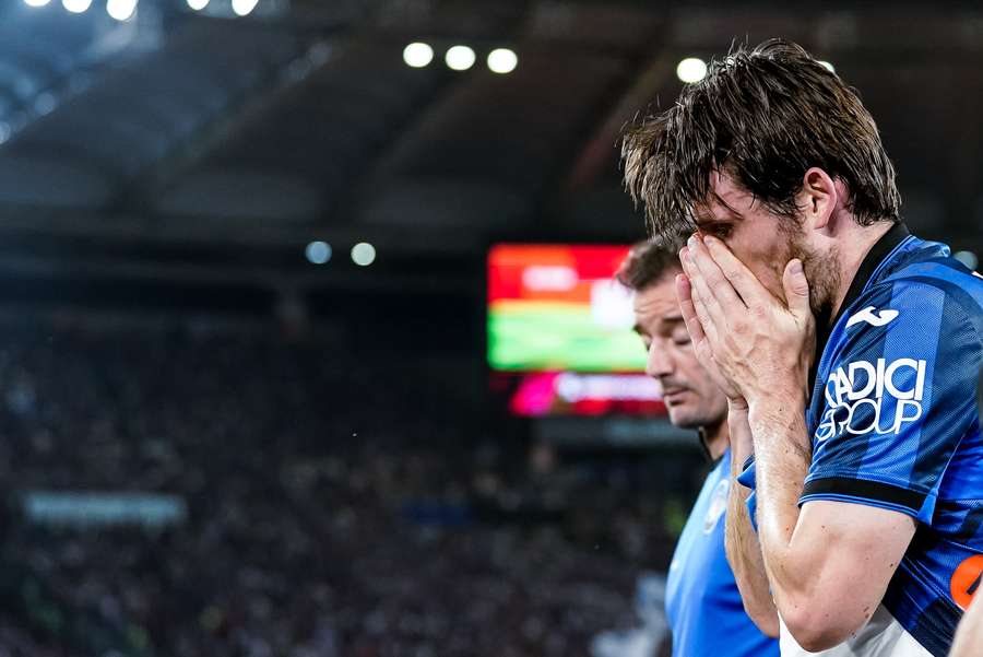 Marten de Roon verlaat het veld geblesseerd in de Italiaanse bekerfinale