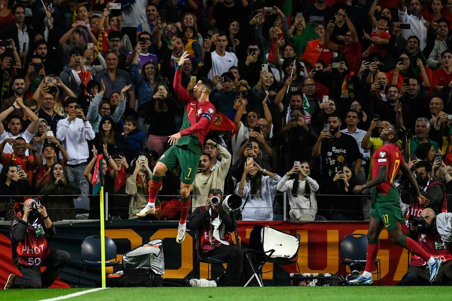 Cristiano Ronaldo vibra com segundo gol de Portugal contra Eslováquia
