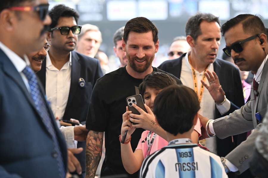 Messi atende a um fã em sua visita à Índia Messi atende a um fã em sua visita à Índia