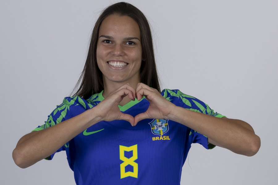 Ana Vitória mostra o modelo feminino do equipamento secundário do Brasil, feito pela Nike