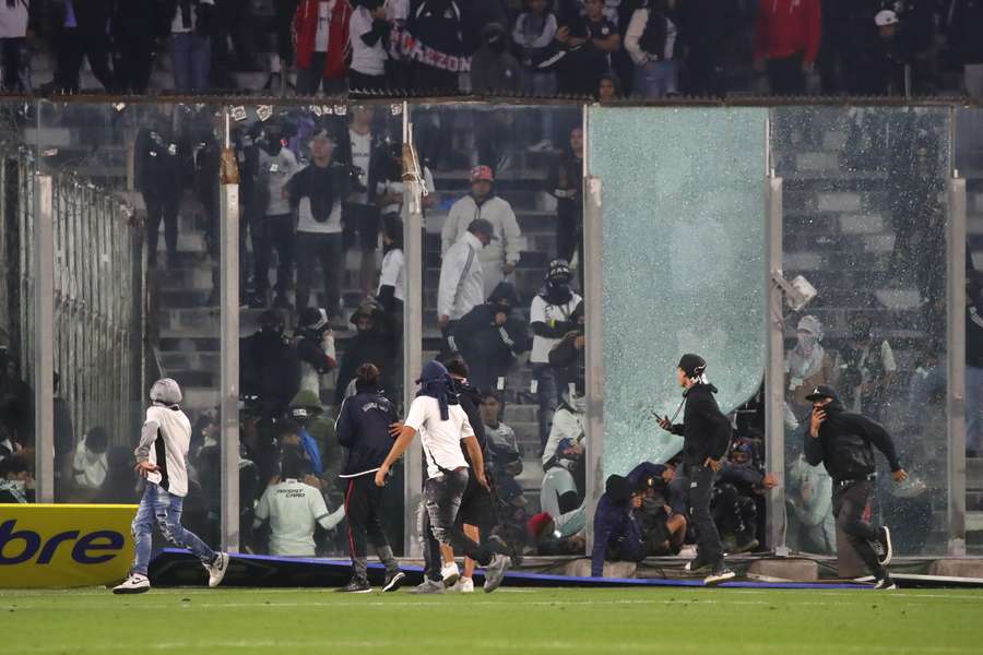 Torcedores do Colo-Colo invadiram o gramado em jogo contra Fortaleza Torcedores do Colo-Colo invadiram o gramado em jogo contra Fortaleza