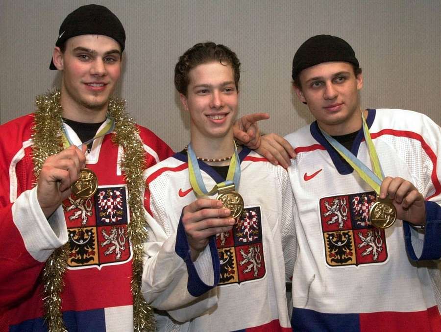 Zľava Rostislav Klesla, Tomáš Duba a Pavel Brendl so zlatými medailami z MSJ 2001.
