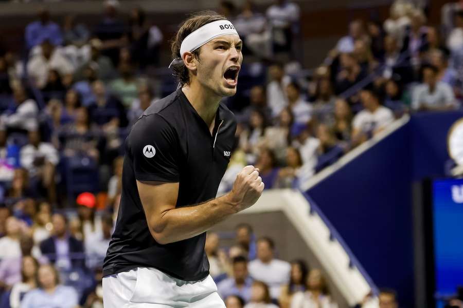 Taylor Fritz feiert seinen historischen Triumph.