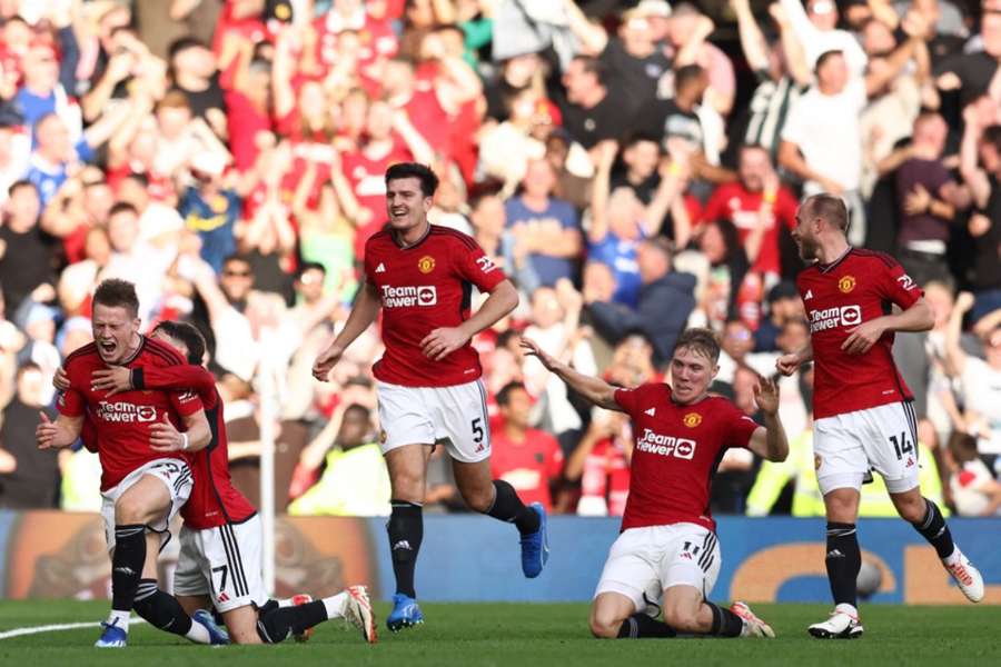 Hráči United slaví výhru 2:1, které proti Brentfordu dosáhli díky gólům Scotta McTominaye v 93. a 97. minutě.