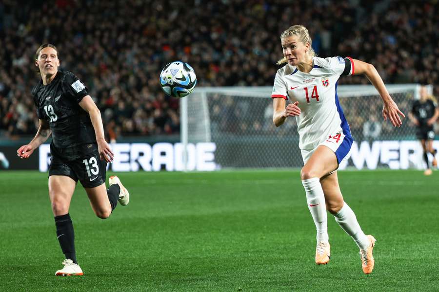 Ada Hegerberg in actie tijdens de wedstrijd tegen Nieuw-Zeeland