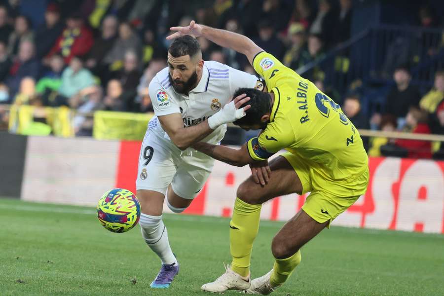 Karim Benzema in gevecht met Raul Albiol