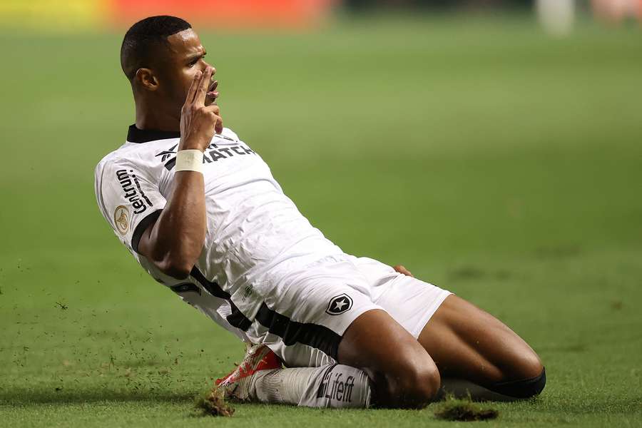 Júnior Santos marcou os dois golos do Botafogo