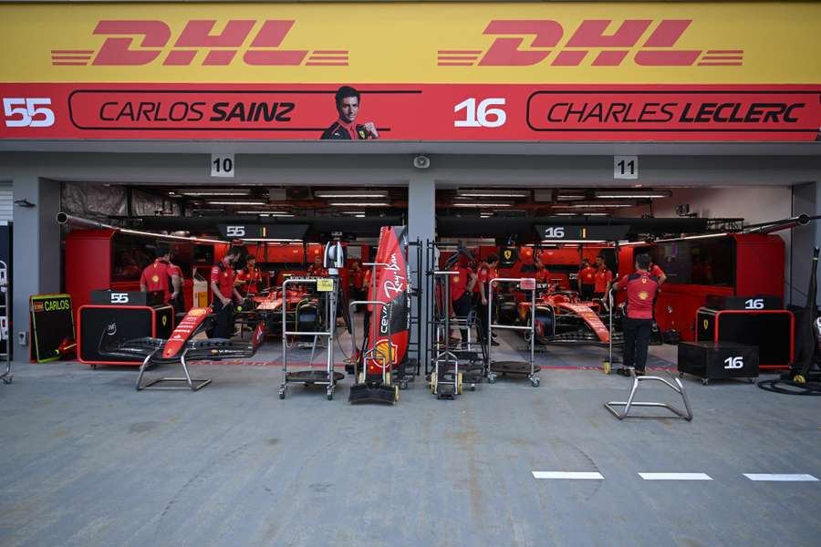 De garages van Carlos Sainz en Charles Leclerc