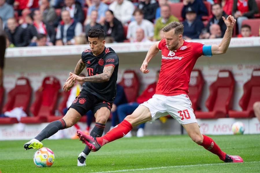 Silvan Widmer (r.) im Duell mit Bayerns Joao Cancelo.