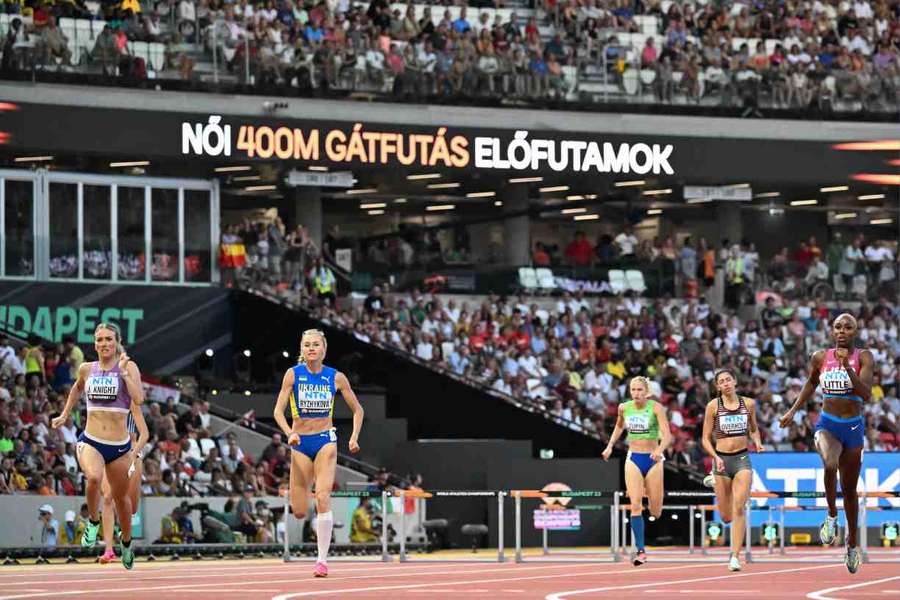 Jessie Knight stormed the final 100m to reach the semi-final of the 400m hurdles