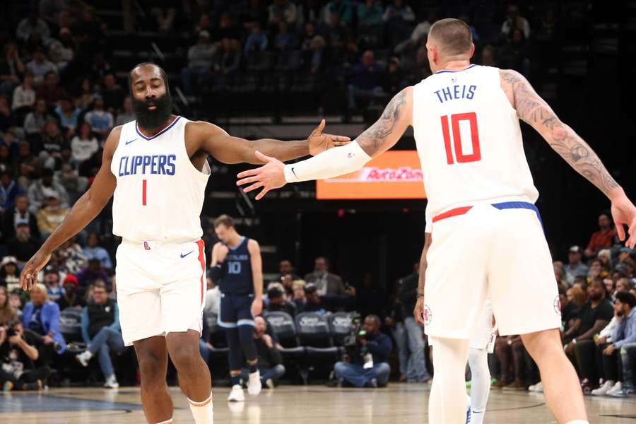 NBA Round-up: James Harden (l.) klatscht mit Center Daniel Theis (r.) ab - die Clippers siegen weiter.