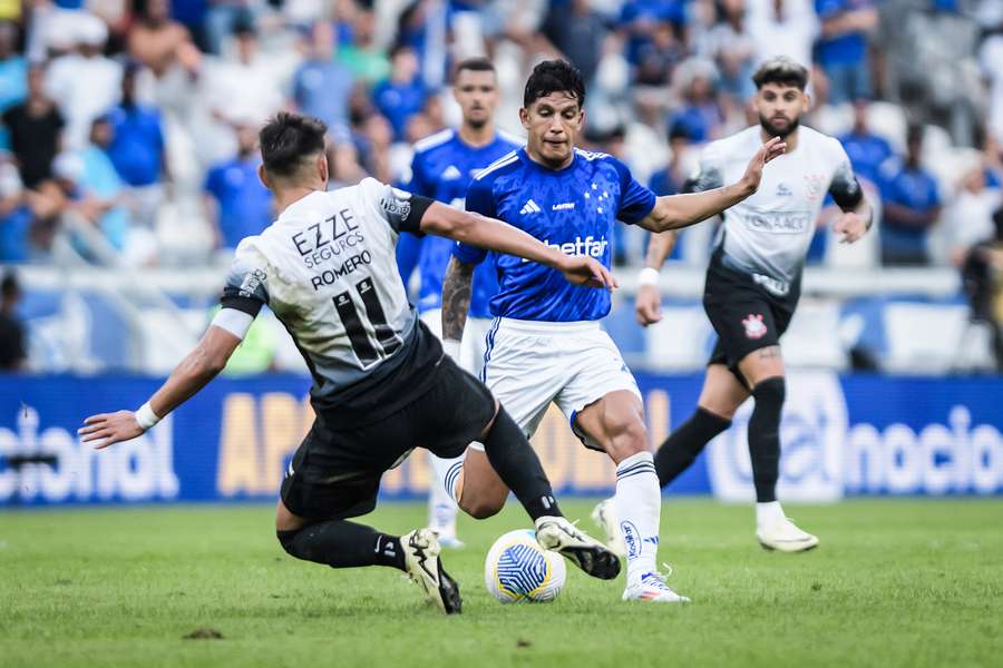 No primeiro turno, o Cruzeiro venceu o Corinthians por 3 a 0