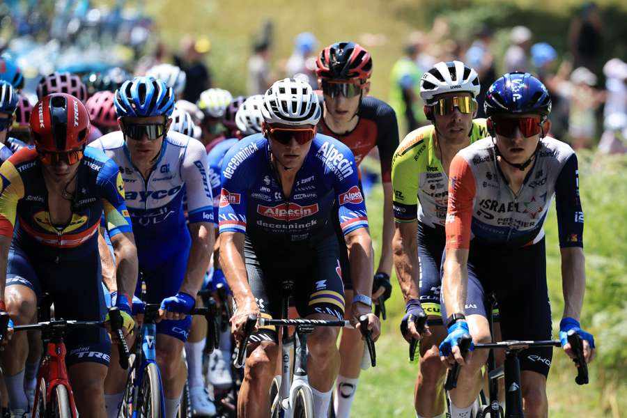 Mathieu van der Poel (midden) tijdens de negende etappe