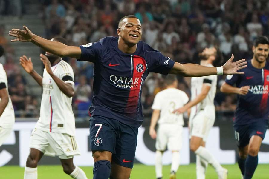 Kylian Mbappe marchează împotriva lui Lyon