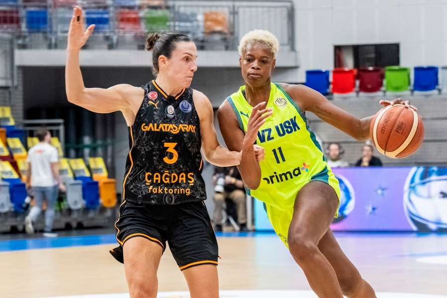 Oblaková (vlevo) v souboji s Ayayiovou z USK.