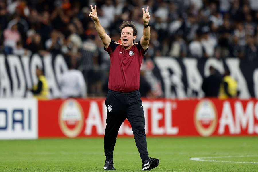 Fernando Diniz, técnico do Corinthians, comemorando vitória contra o Peñarol pela Libertadores.