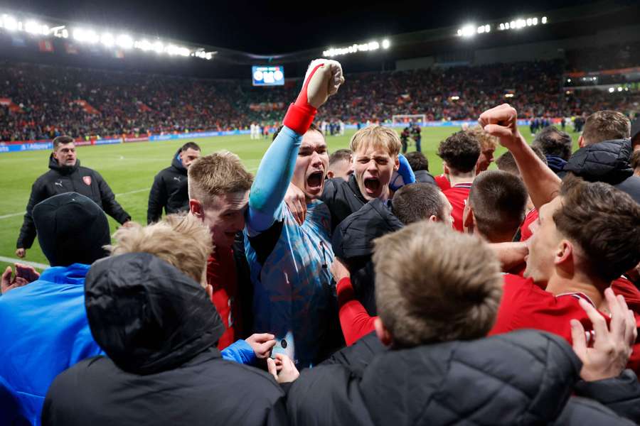 Kovar festeja com os adeptos