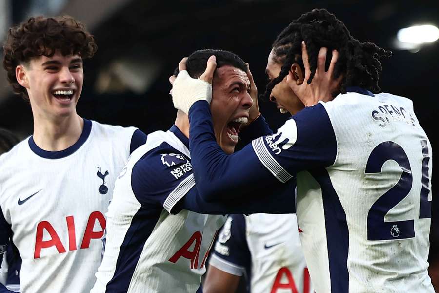 Tottenham segue distante do G6 da Premier League