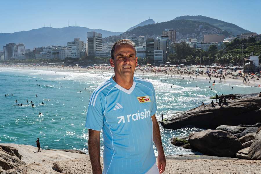 Daniel Teixeira, con la tercera equipación del Unión Berlín en una playa de Río de Janeiro
