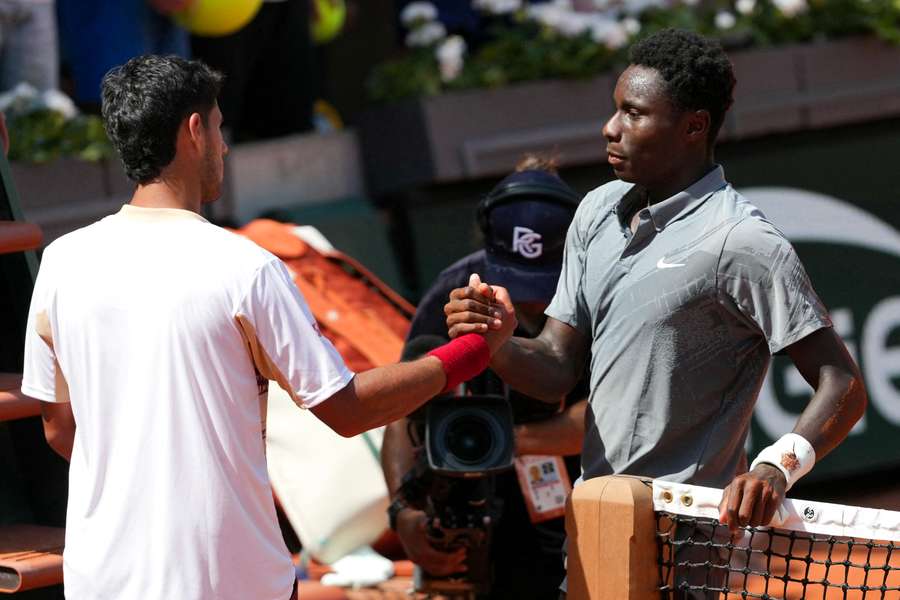 Adolfo Vallejo shaking hands with Moise Kouame after the match