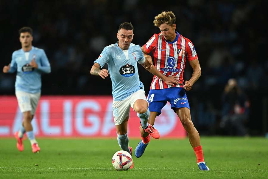 Aspas y Llorente pelean por la posesión