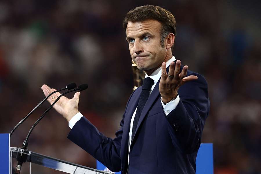 Emmanuel Macron a fost nevoit să facă o pauză înainte de a-și rosti discursul de la un pupitru de pe teren înaintea confruntării dintre Franța și Noua
