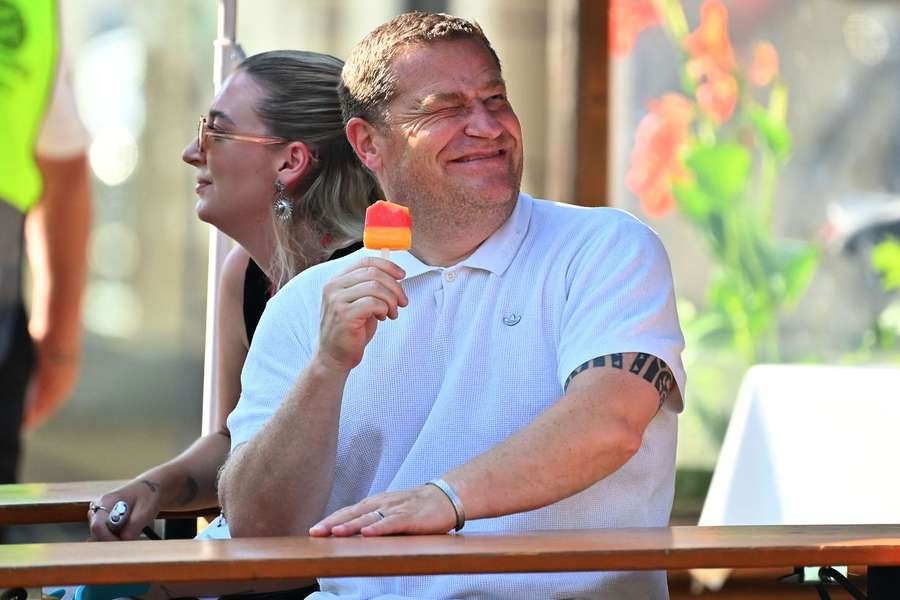 Eberl genießt ein Eis bei einem Testspiel der Bayern Eberl genießt ein Eis bei einem Testspiel der Bayern