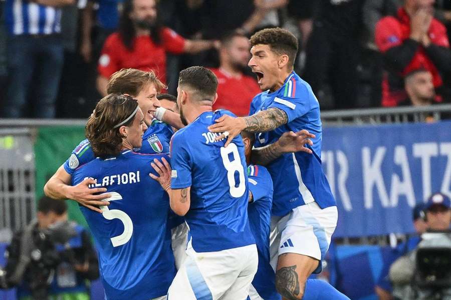 Les joueurs italiens heureux après le but de Barella (16ᵉ). 