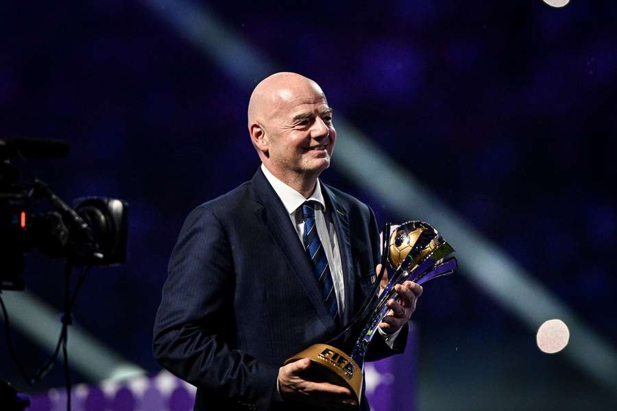 Gianni Infantino e o troféu do Mundial de Clubes