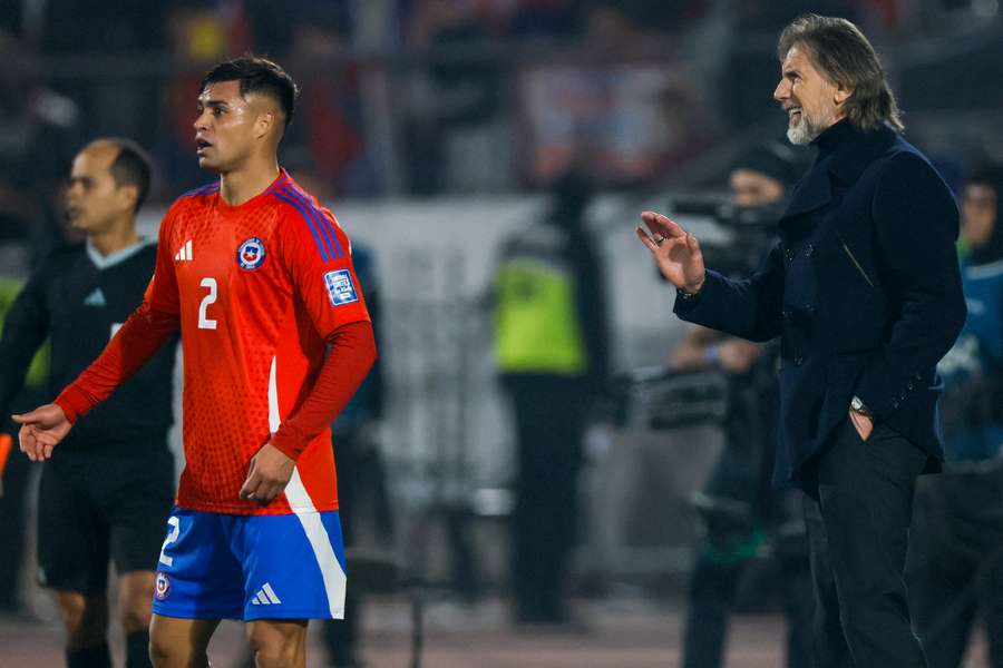 Gareca dá ordens aos seus jogadores.