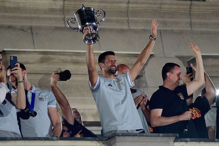 Djokovic mostrando o troféu do US Open para os fãs em Belgrado