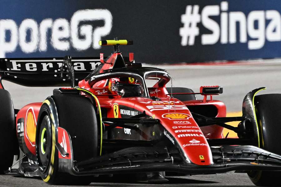 A Ferrari dominou a sexta-feira (15) de treinos em Singapura