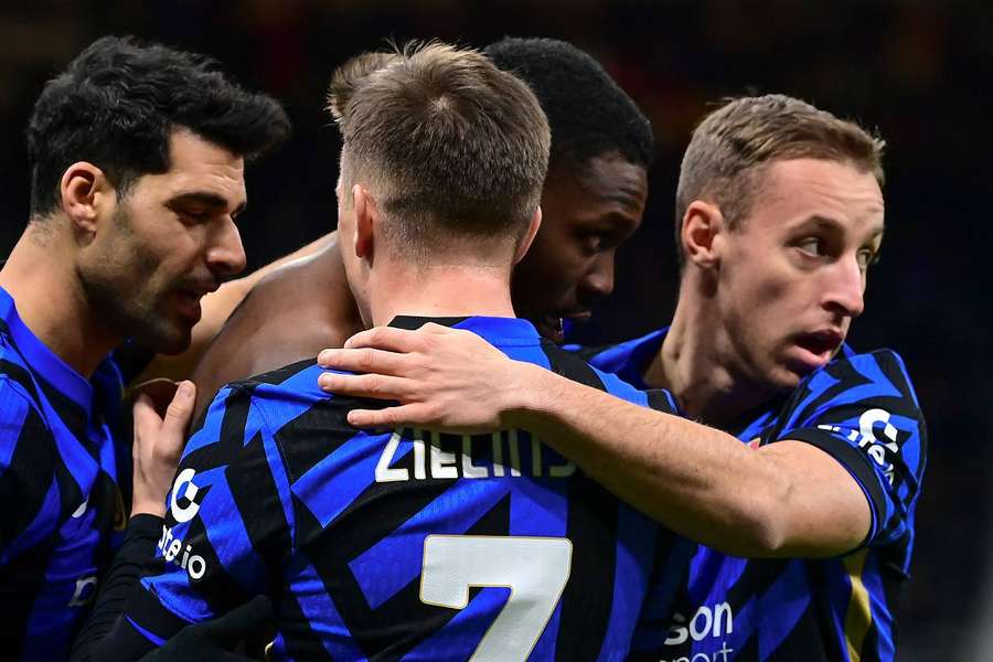 L'Inter Milan a pris son temps pour battre le promu Côme 2 à 0 et revenir à trois points du leader du Championnat d'Italie. 