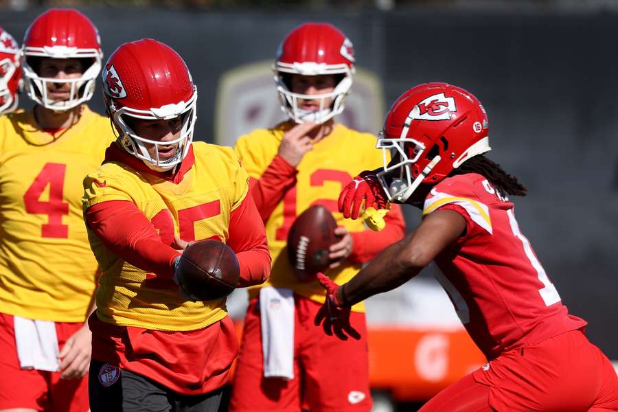 Mahomes entrega el balón a Isiah Pacheco durante un entrenamiento.