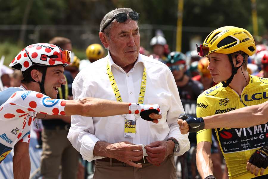 Eddy Merckx looks on as Giulio Ciccone (L) and Jonas Vingegaard (R) await the start of the 19th stage
