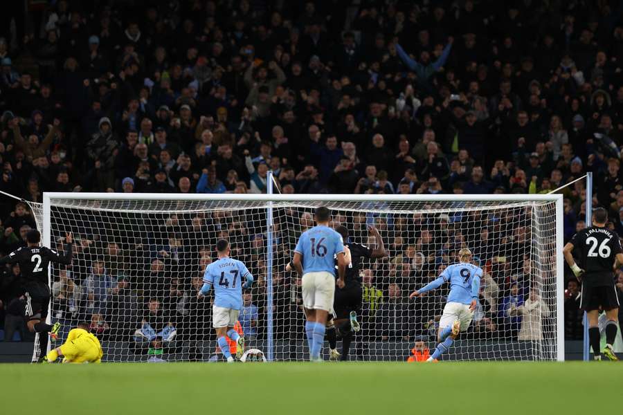 Erling Haaland rozhodl o vítězství Citizens nad Fulhamem z penalty v 95. minutě.