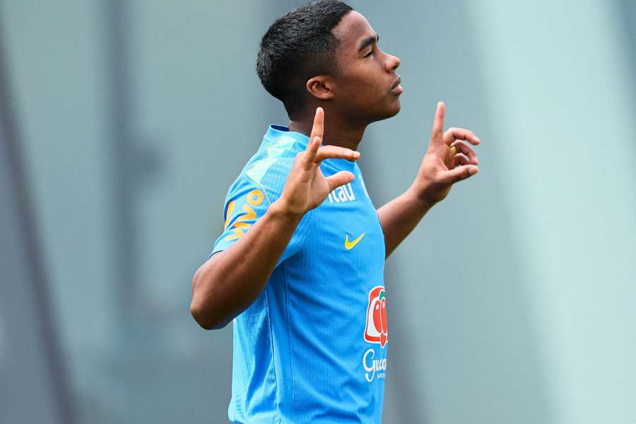 Endrick faz oração antes do treinamento da Seleção Brasileira Endrick faz oração antes do treinamento da Seleção Brasileira