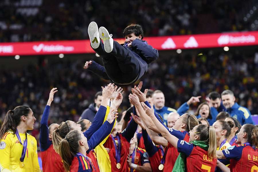 Sonia Bermúdez es manteada por las jugadoras