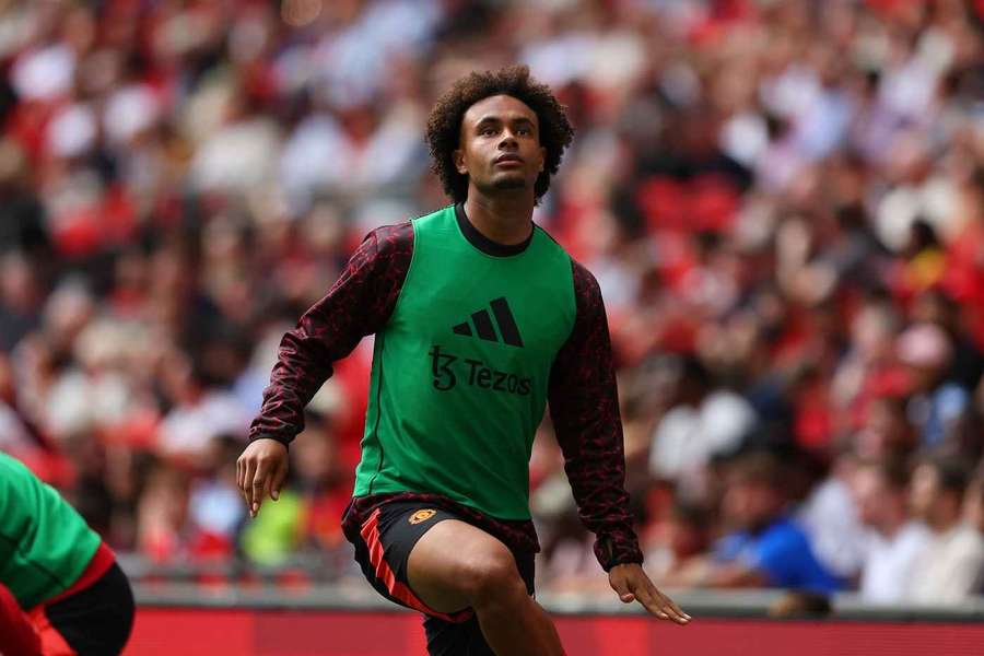 Zirkzee warms up during the Community Shield 