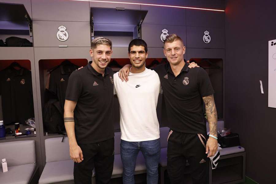 Fede Valverde (I), Carlos Alcaraz (C) y Toni Kroos (D)