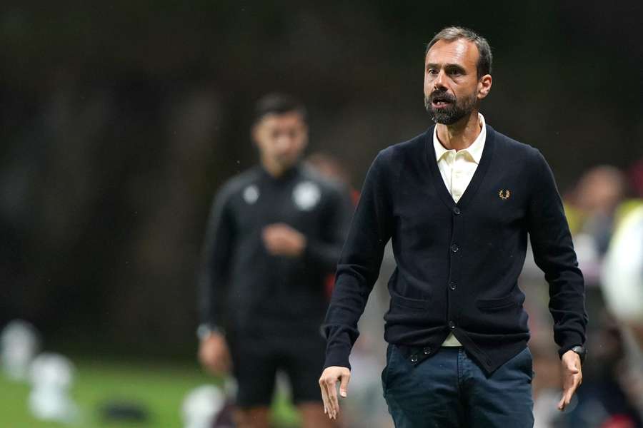 Hugo Oliveira insatisfeito com o penálti assinalado