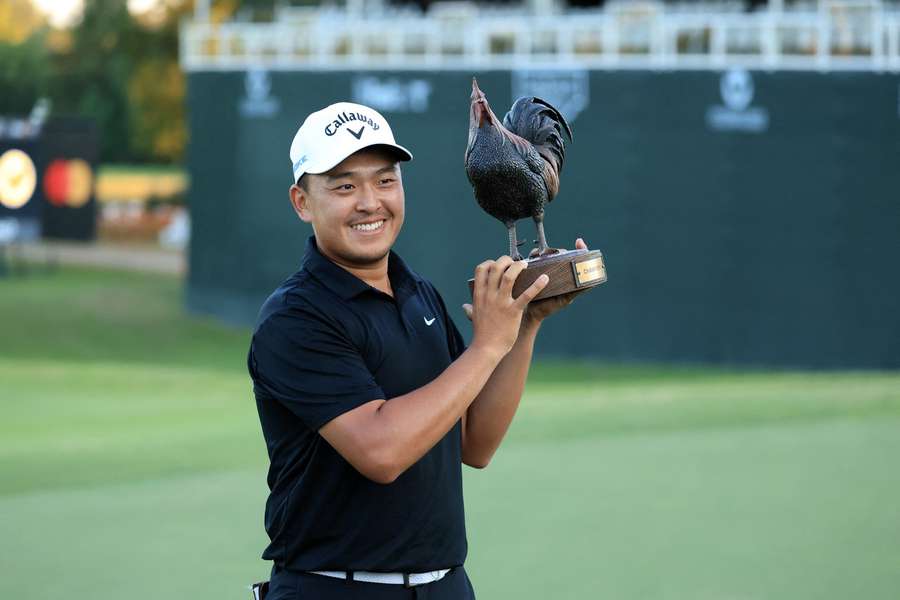 Golfista Yu s trofejí.