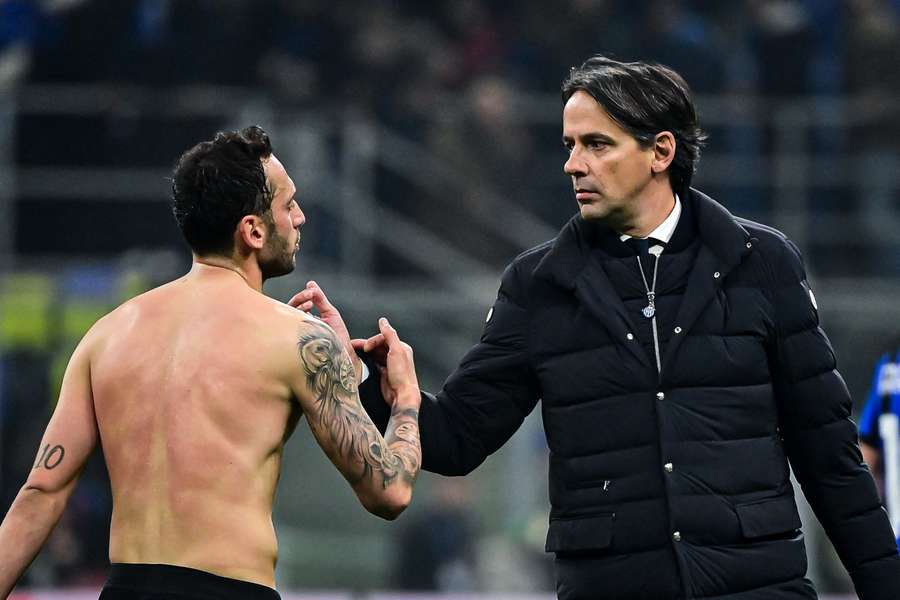 Hakan Calhanoglu e Simone Inzaghi