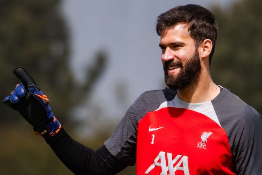 Alisson si pochvaluje práci Slota v Liverpoolu.