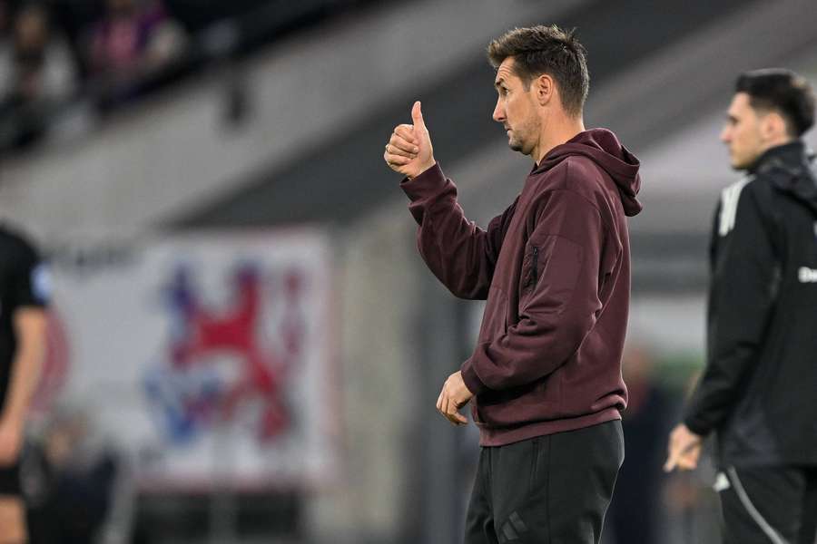 Daumen hoch: Klose und Nürnberg feiern einen wichtigen Auswärtssieg