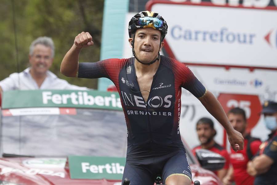 Olympijský vítěz Carapaz ovládl 12. etapu Vuelty, Evenepoel udržel vedení i přes pád